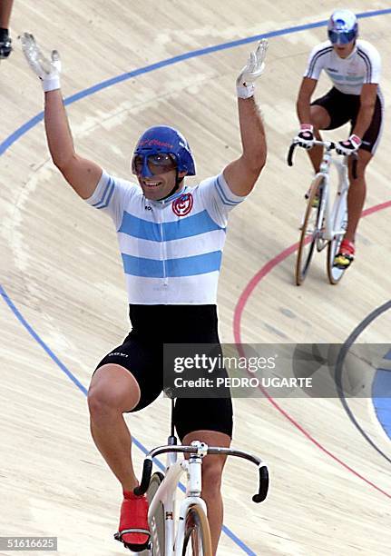 Cyclist Sebastian Alexandre of Argentina celebrates his bronze medal victory 31 July at the Pan Am Games in Winnipeg, Canada.... El ciclista...