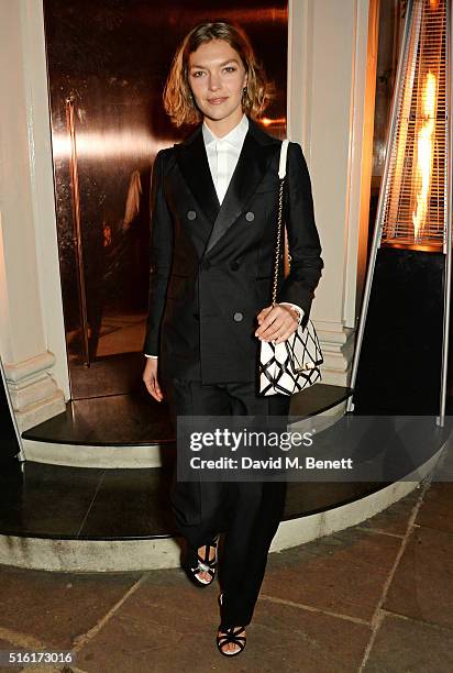 Arizona Muse attends a dinner hosted by Roger Vivier to celebrate the Prismick Denim collection by Camille Seydoux at Casa Cruz on March 17, 2016 in...
