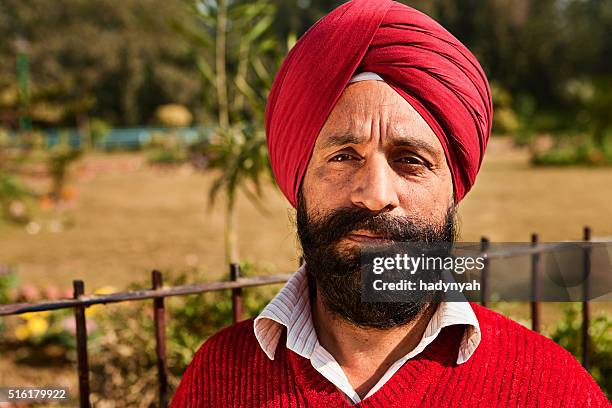 portrait of indian sikh man near temple in delhi - punjab india stockfoto's en -beelden