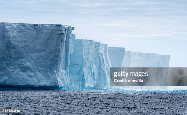 tabular iceberg in antarctica - iceberg ice formation stockfoto's en -beelden