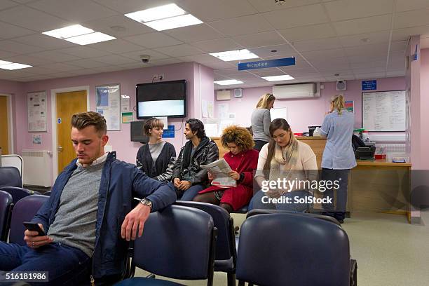 patients dans une salle d'attente - wait photos et images de collection