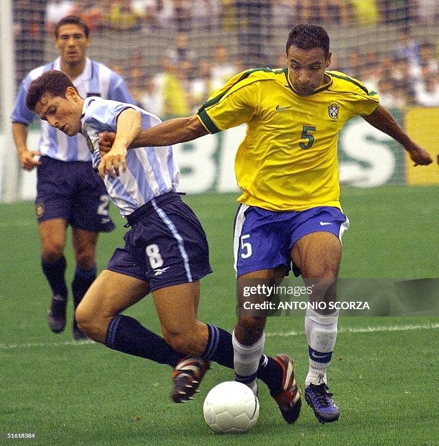 Argentinian player Javier Zanetti (L) struggles fo