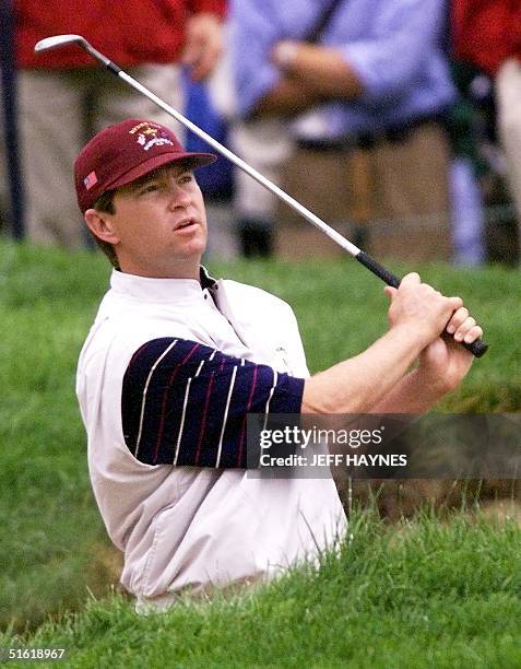 Ryder Cup team member Davis Love III hits from a deep sand trap 22 September 1999 during the second practice round at the Country Club in Brookline,...