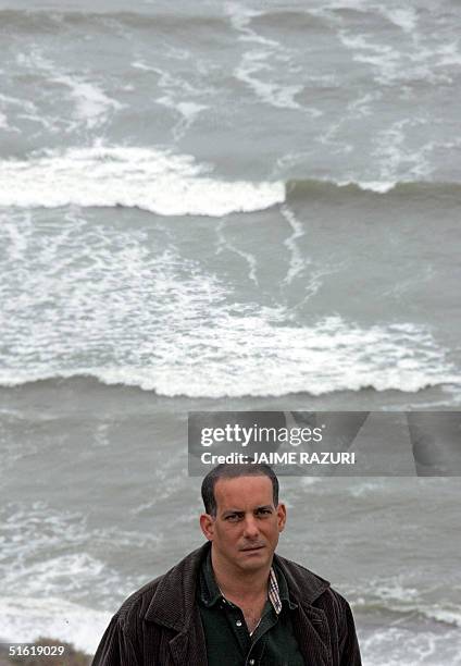 El escritor peruano Sergio Bambaren posa junto al mar despues de haber sido entrevistado por la AFP el 27 de octubre de 2004. Bambaren, calificado...