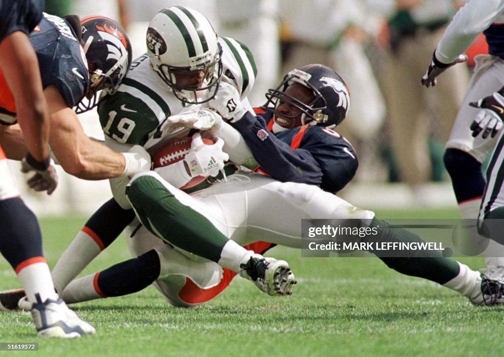 New York Jet Keyshawn Johnson (C) is tackled by De