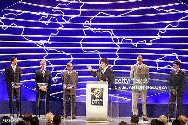 The Secretary General of FIFA Michel Rufnem announces the rules of the drawing of the series of Mundial Interclubs 14 October, 1999 in Rio De...