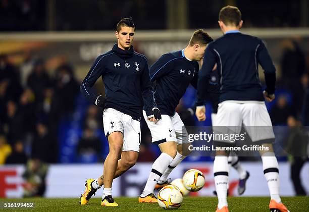 Erik Lamela of Spurs warms up prior to kickoff during the UEFA Europa League round of 16, second leg match between Tottenham Hotspur and Borussia...