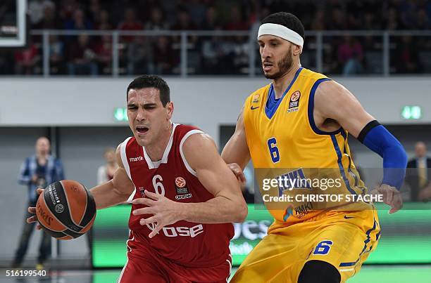 Bamberg's Greek guard Nikolaos Zisis and Khimki's US forward Josh Boone vie for the ball during the EuroLeague Top 16 Group F basketball match Brose...