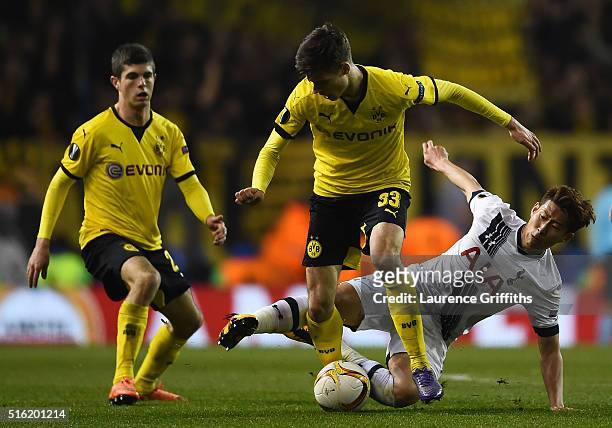 Julian Weigl of Borussia Dortmund and Son Heung-min of Tottenham Hotspur battle for the ball during the UEFA Europa League round of 16, second leg...
