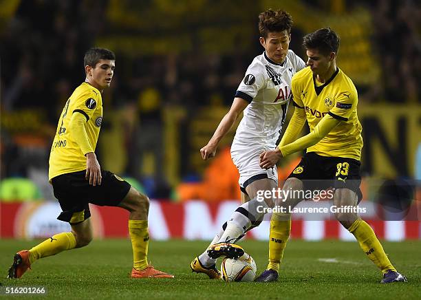 Julian Weigl of Borussia Dortmund and Son Heung-min of Tottenham Hotspur battle for the ball during the UEFA Europa League round of 16, second leg...