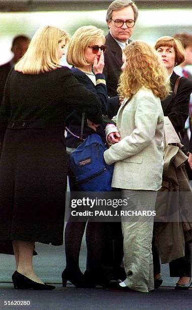 First Lady Hillary Rodham Clinton and daughter Chelsea , arrive 08 April 1993 at Adams Field airport and are greeted by family friends. U.S....