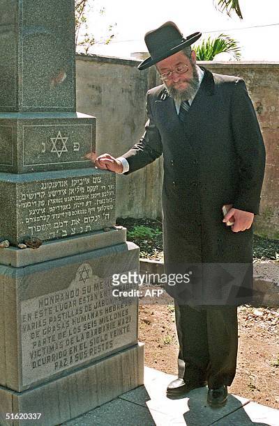 This February 1994 picture shows the Grand Rabbi of Israel, Yisrael Lau, at the jewish cemetary in Havana. En foto de archivo de Febrero de 1994, el...
