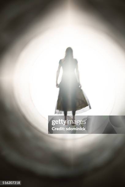 espíritu de mujer baño de luz - fantasma fotografías e imágenes de stock
