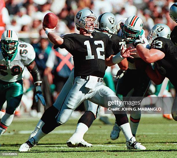 Oakland Raiders quarterback Rich Gannon drops back to pass against the Miami Dolphins 31 October in Oakland, California. Gannon played with a cast on...