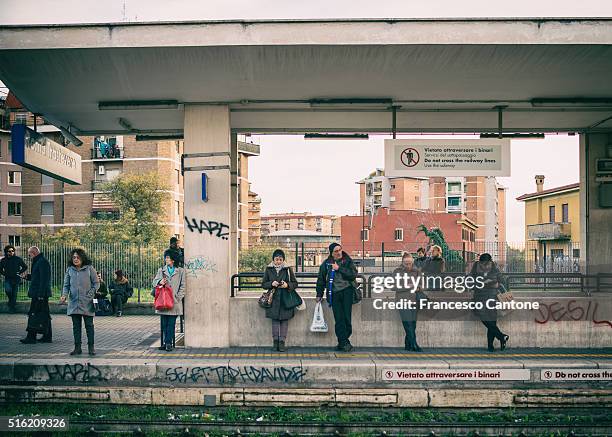 gäste warten auf der plattform - streik stock-fotos und bilder