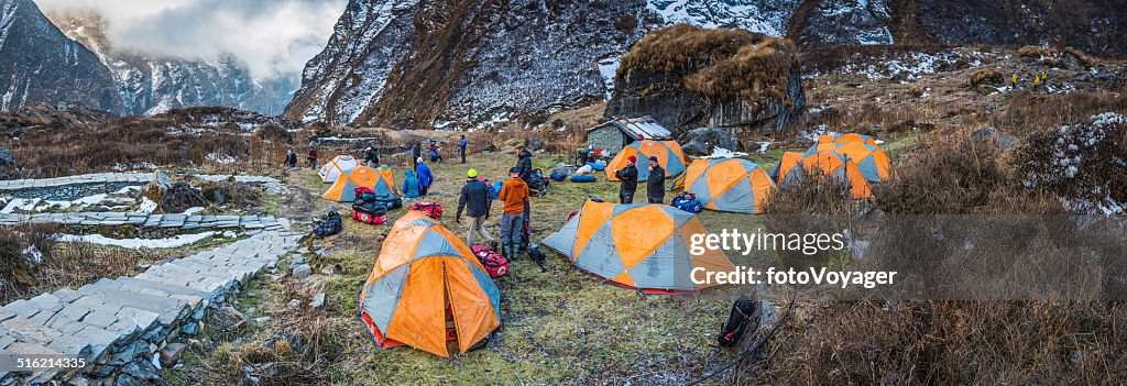 Les alpinistes et de Sherpas création de camp Annapurna panorama Himalaya, Népal