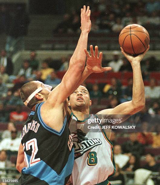 Detroit Pistons' Bison Dele shoots over Cleveland Cavaliers Brevin Knight during the first quarter at the Palace of Auburn Hills, Michigan, on 24...