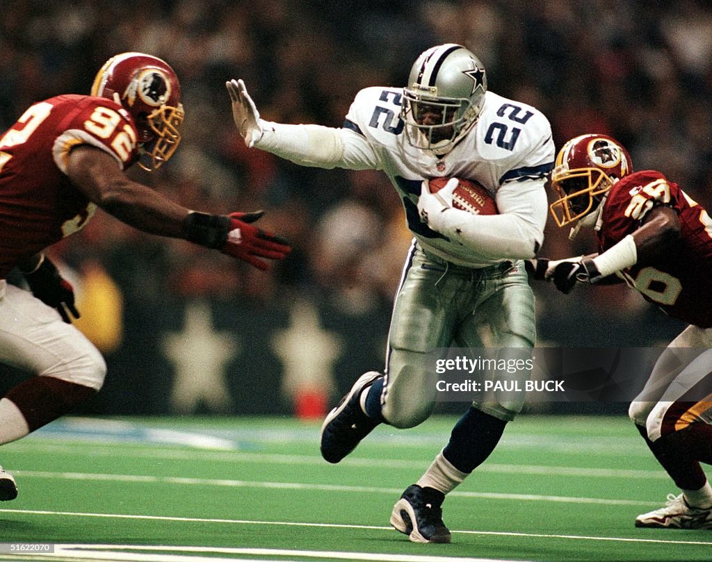 Dallas Cowboys running back Emmitt Smith rushes hi