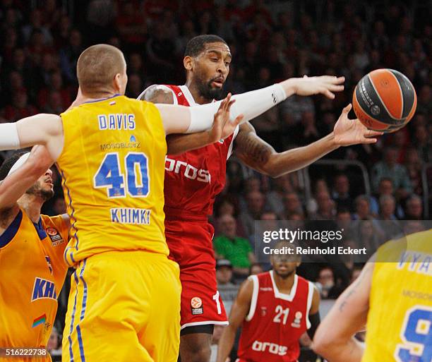 Bradley Wanamaker, #11 of Brose Baskets Bamberg competes with Paul Davis, #40 of Khimki Moscow in action during the 2015-2016 Turkish Airlines...