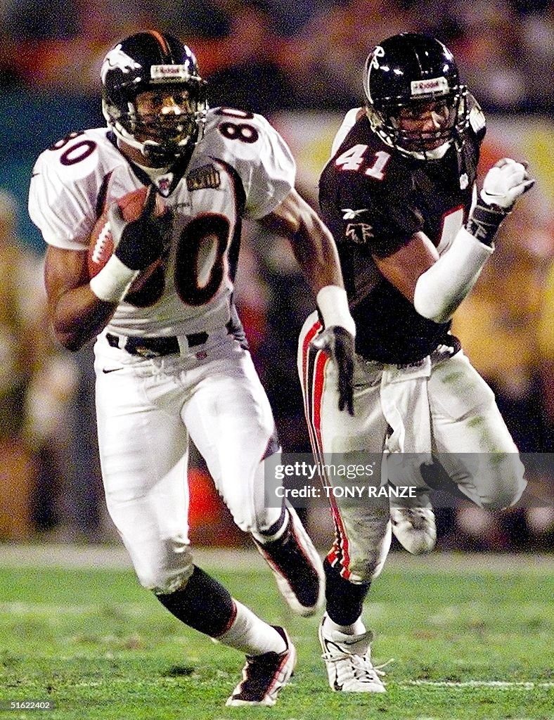 Denver Broncos wide receiver Rod Smith (L) scores
