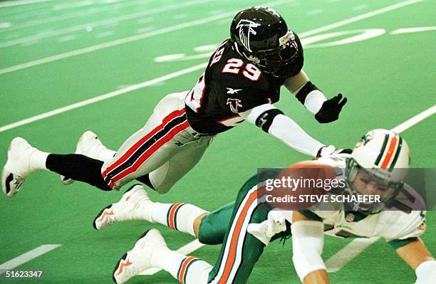 Atlanta Falcons' cornerback Randy Fuller knocks the ball away from Miami Dolphins' Todd Doxzon during the fourth quarter 27 December in Atlanta, GA....