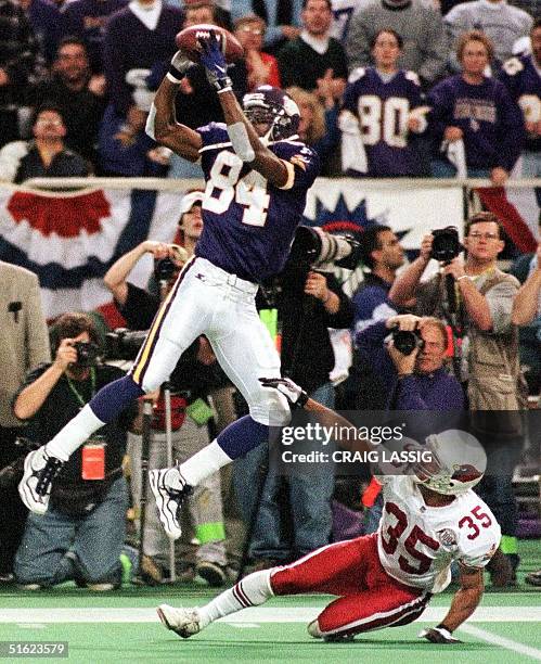Vs Randy Moss Randy Moss Vertical Photos and Premium High Res Pictures - Getty Images
