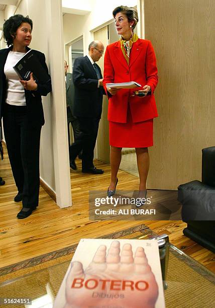 Carolina Barco Isakson , Ministra de Relaciones Exteriores de Colombia, ingresa a la sala de conferencias en la embajada colombiana en Buenos Aires,...