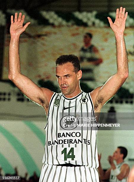 The Brazilian basketball star Oscar Schmidt "Oscar" raise the arms after scoring a basket and overcome the 40 thousand points in its 22 years of...
