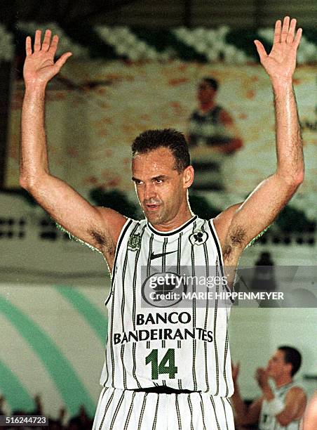 The Brazilian basketball star Oscar Schmidt "Oscar" raise the arms after scoring a basket and overcome the 40 thousand points in its 22 years of...