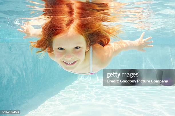 genießen sie ein paar runden im urlaub - kid under water stock-fotos und bilder