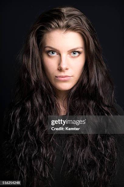 mulher jovem bonita com cabelo castanho longo retrato - olhos castanho claros - fotografias e filmes do acervo