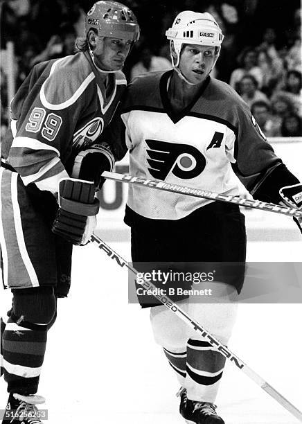 Wayne Gretzky of the Edmonton Oilers fights for position with Mark Howe of the Philadelphia Flyers circa 1987 at the Spectrum in Philadelphia,...