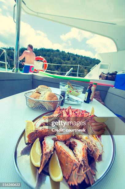 placa de camarões e marisco servido em um barco. - dinner boat imagens e fotografias de stock