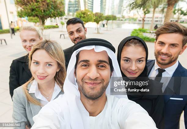 negocios equipo en medio oriente autofoto - expatriado fotografías e imágenes de stock