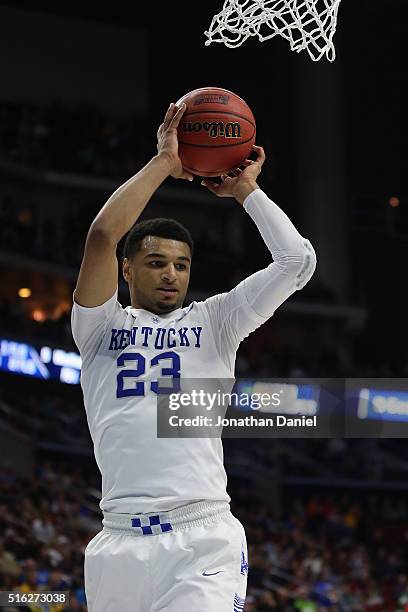 Jamal Murray of the Kentucky Wildcats rebounds against the Stony Brook Seawolves in the second half during the first round of the 2016 NCAA Men's...