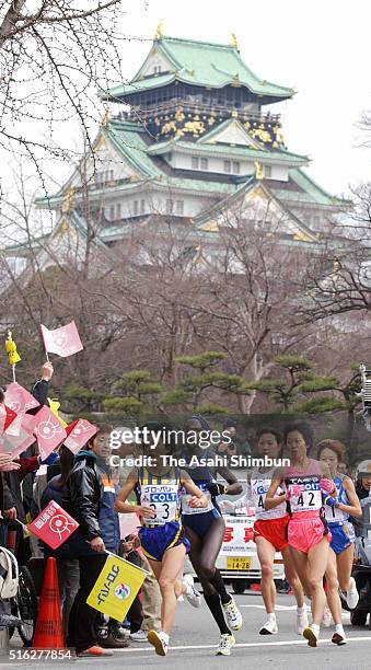 Mizuki Noguchi of Japan leads the pack during the 22nd Osaka Women's Marathon on January 26, 2003 in Osaka, Japan.