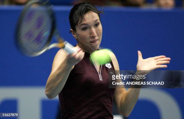 Jelena Jankovic from Serbia-Montenegro hits a return to French Amelie Mauresmo in their semi-final match at the Linz WTA tournament, 30 october 2004....