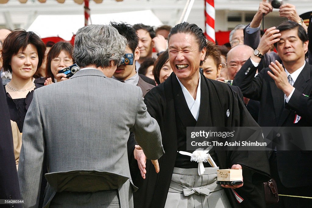 PM Koizumi Hosts Cherry Blossom Viewing Party