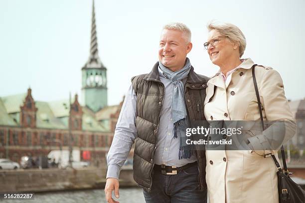 casal sênior em uma cidade. - norte europeu - fotografias e filmes do acervo