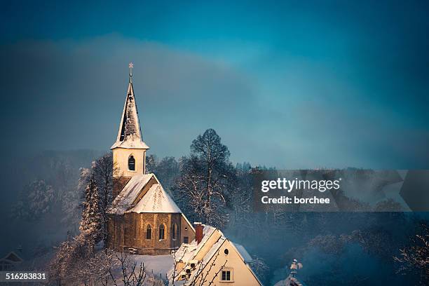 piccola chiesa dopo la tempesta di neve - celje foto e immagini stock