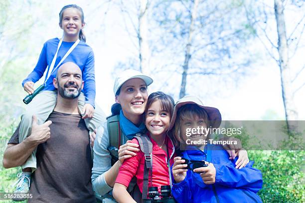 famiglia godendo il trekking viaggio. - toghetherness foto e immagini stock