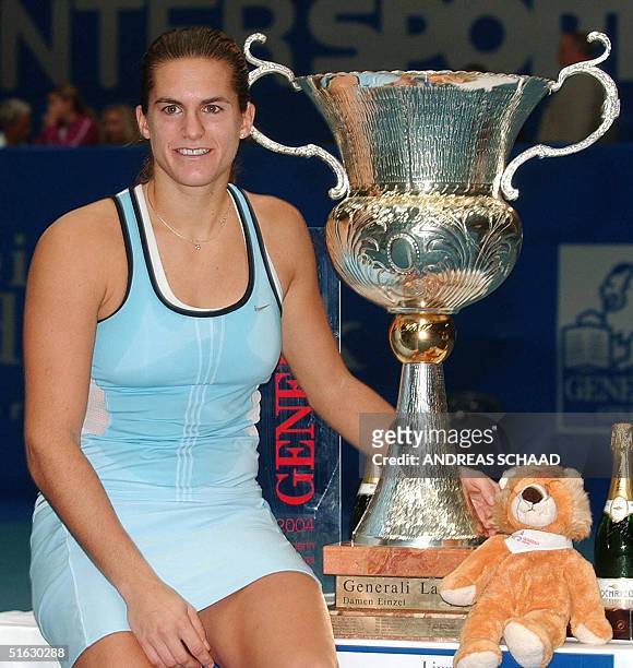 French Amelie Mauresmo poses next to the winner's trophy after defeating Russian Elena Bovina in their final match at the Linz WTA 460, 000 Euros...