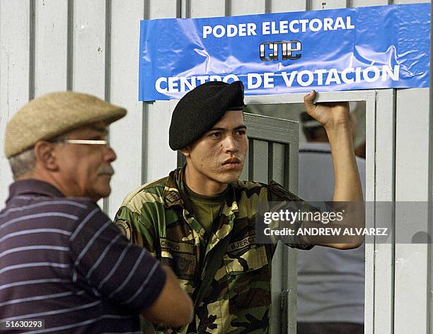 Un venezolano aguarda para emitir su voto en Caracas, el 31 de Octubre de 2004, durante las elecciones regionales. La votacion para elegir 22 de 23...