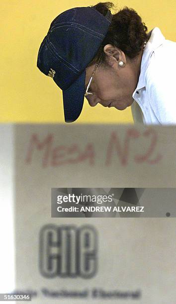 Una mujer vota en un centro de sufragio en Caracas, el 31 de octubre de 2004, durante las elecciones regionales. Las votaciones para elegir 22 de 23...