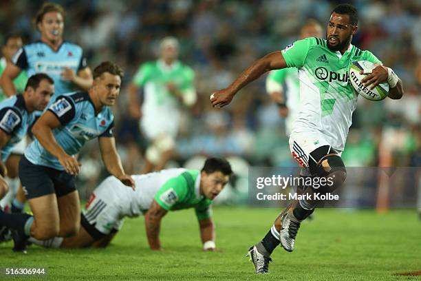 Ryan Tongia of the Highlanders breaks away to score a try during the Super Rugby match between the New South Wales Waratahs and the Highlanders at...