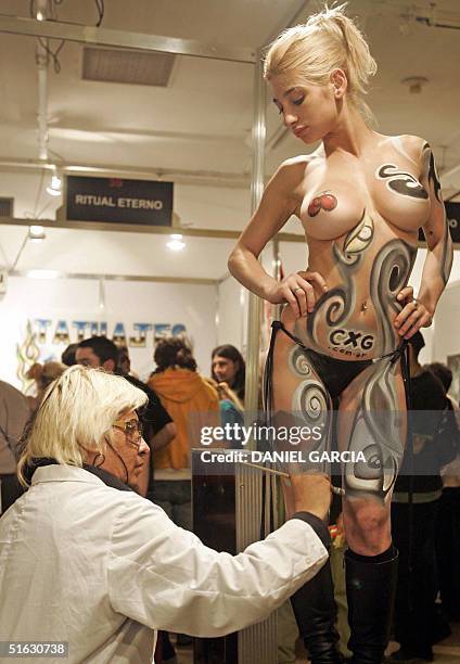 El artista Mc Pyo, especialista en Body Painting y tatuajes, pinta el cuerpo de una modelo el 31 de octubre de 2004 durante la convencion de Arte...