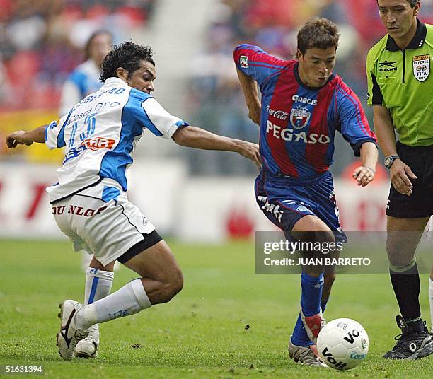 El jugador Chileno Sebastian Gonzalez de Atlante, disputa el balon con Felipe Ayala del Puebla, en juego de la fecha 13 del torneo Apertura de la...