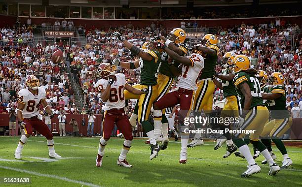 Wide receiver Rod Gardner, Laveranues Coles and Taylor Jacobs of the Washingtion Redskins go for the hail mary catch against Joey Thomas, Bhawoh Jue,...