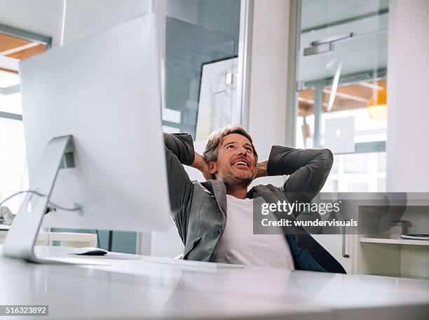 exekutive geschäft mann schiefen rücken schreibtisch sich nach erfolgreicher arbeit. - nach oben gucken stock-fotos und bilder
