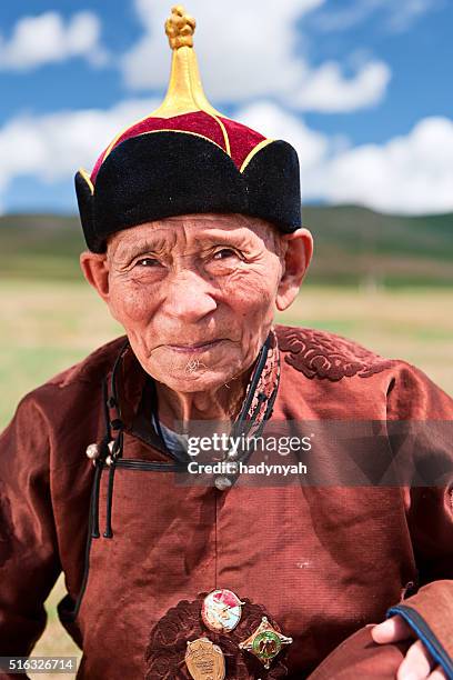 mongolian old man in national clothing during naadam - mongoolse etniciteit stockfoto's en -beelden